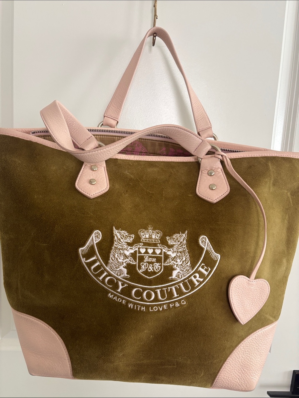 Juicy Couture Olive Suede & Pink Leather Tote
Used in good and clean condition.